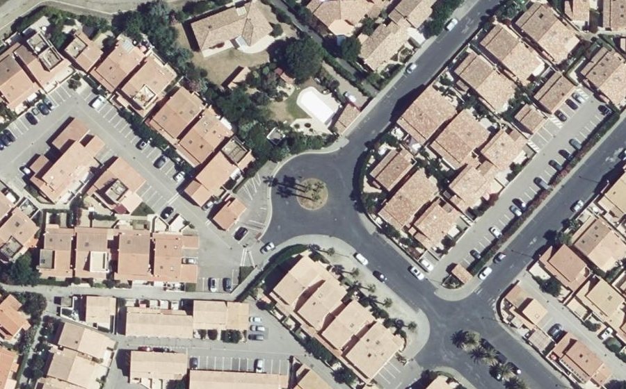 Vue aérienne du Rond-point anonyme n°48418171