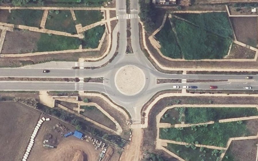 Vue aérienne du Rond-point anonyme n°484207302