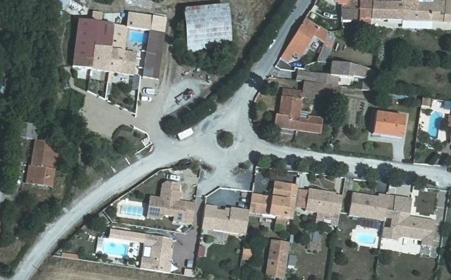 Vue aérienne du Rond-point anonyme n°484235218