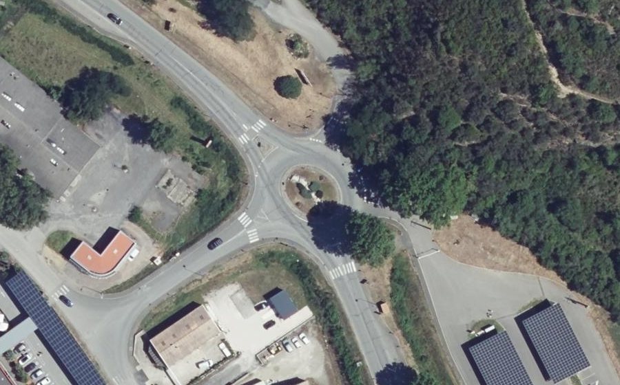 Vue aérienne du Rond-point anonyme n°484315328