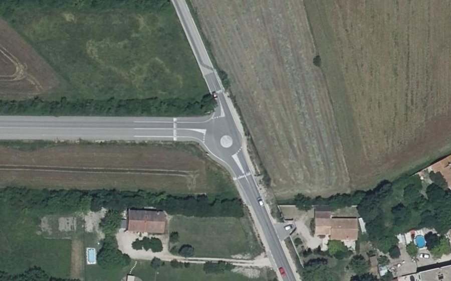 Vue aérienne du Rond-point anonyme n°484335923