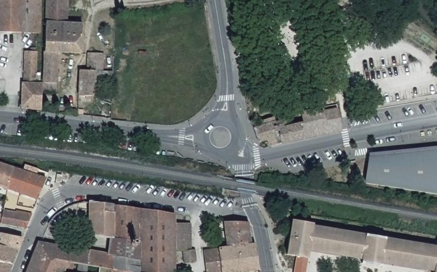 Vue aérienne du Rond-point anonyme n°484335972