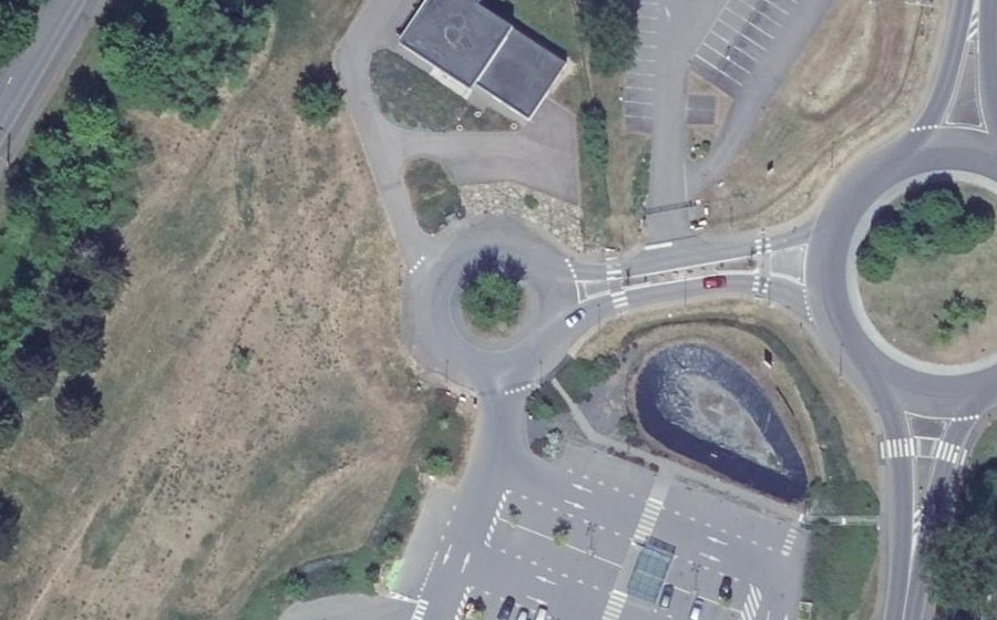 Vue aérienne du Rond-point anonyme n°484382139