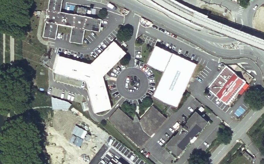 Vue aérienne du Rond-point anonyme n°48439264