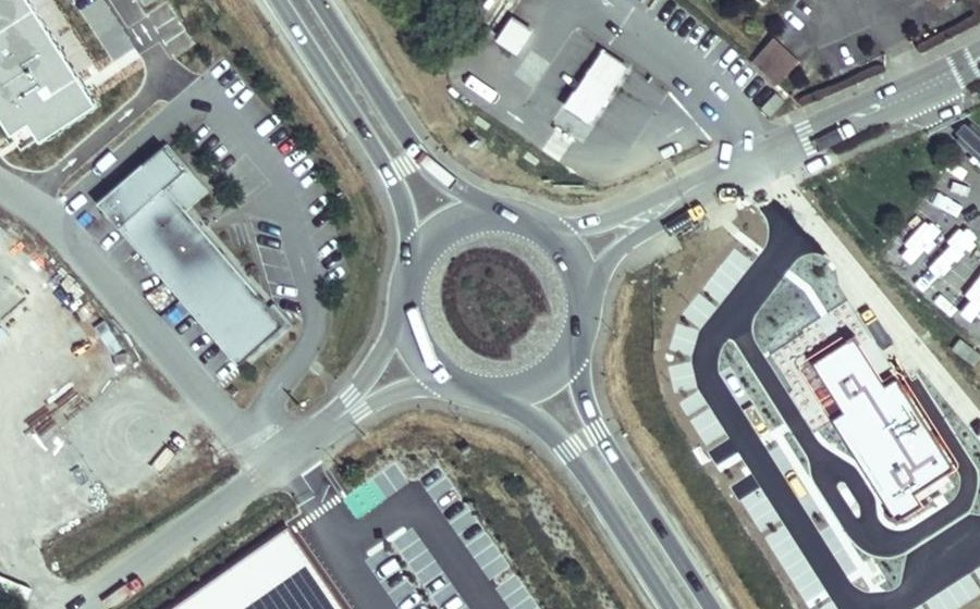 Vue aérienne du Rond-point anonyme n°48460607