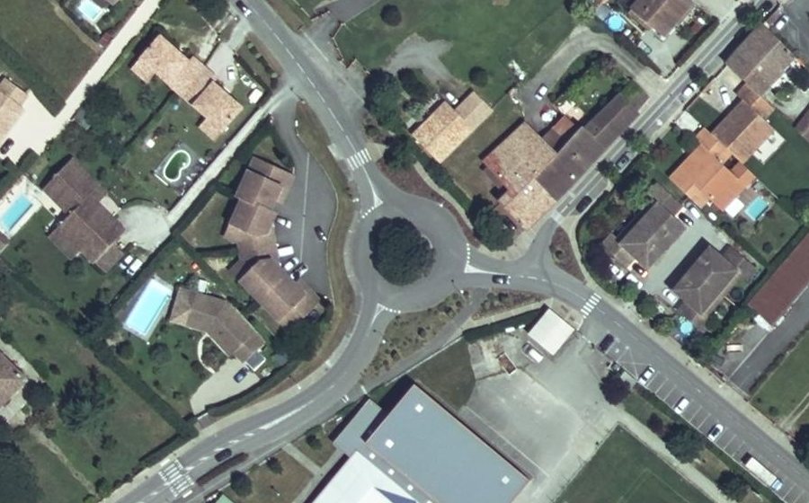 Vue aérienne du Rond-point anonyme n°48460611