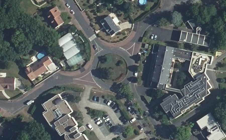Vue aérienne du Rond-point anonyme n°48461053