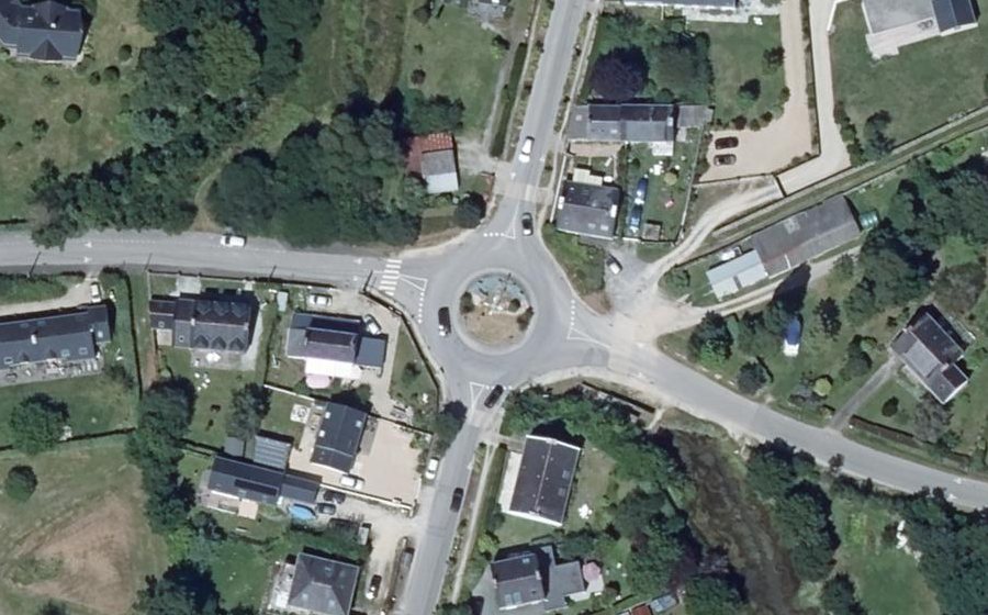 Vue aérienne du Rond-point anonyme n°484687489