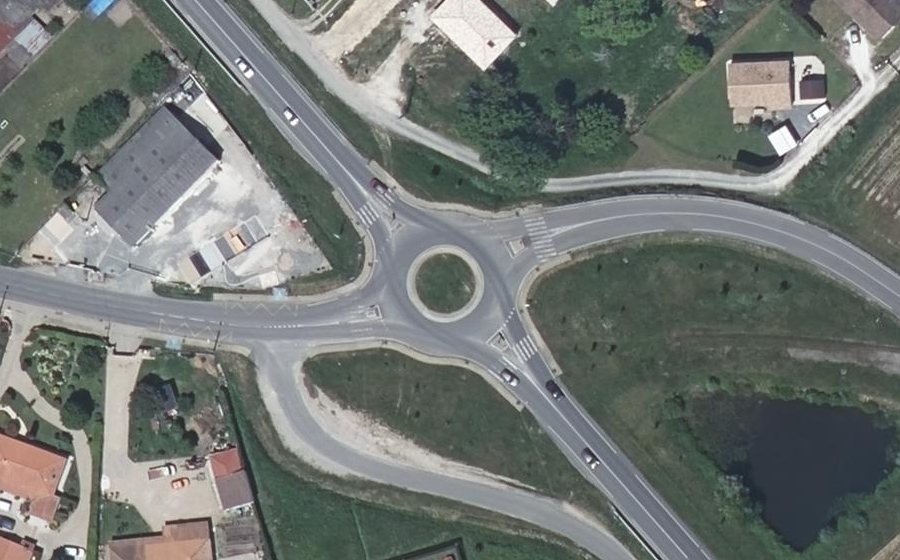 Vue aérienne du Rond-point anonyme n°484709599