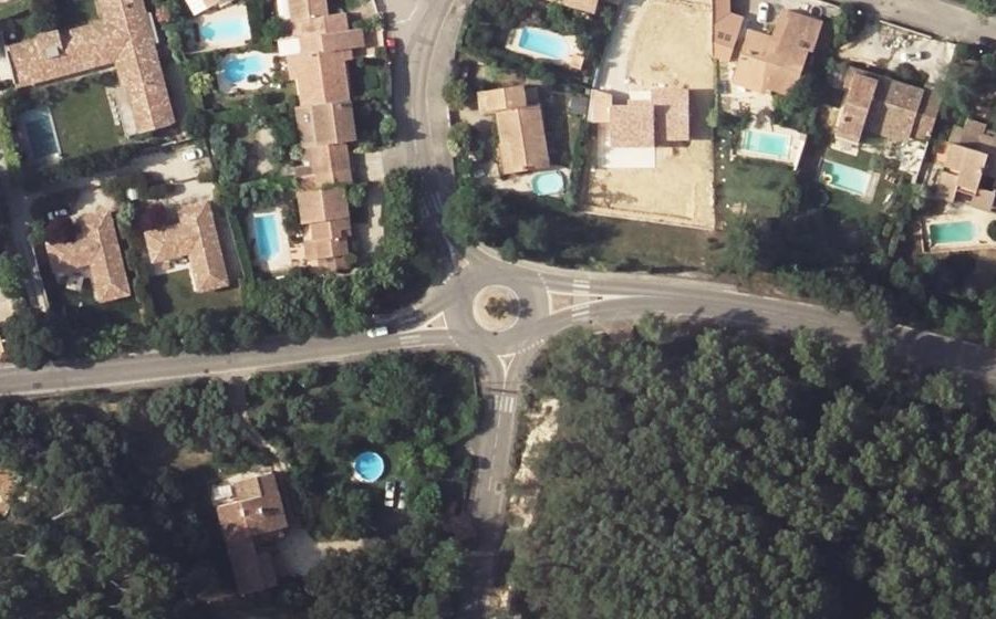 Vue aérienne du Rond-point anonyme n°484759830