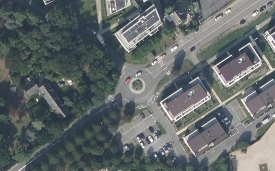 Vue aérienne du Rond-point anonyme n°48487421