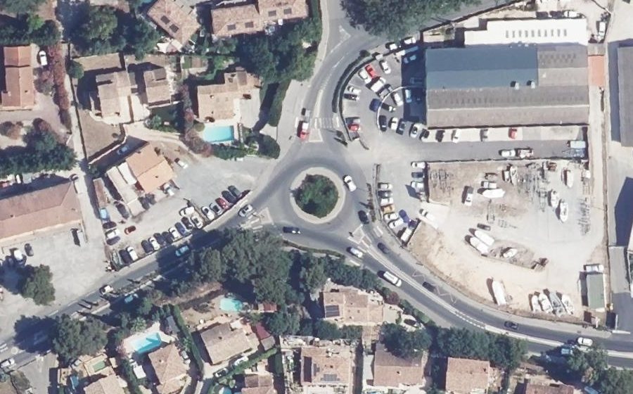 Vue aérienne du Rond-point anonyme n°484911689