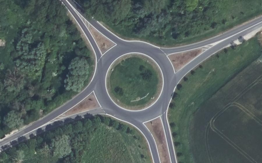 Vue aérienne du Rond-point anonyme n°48493181