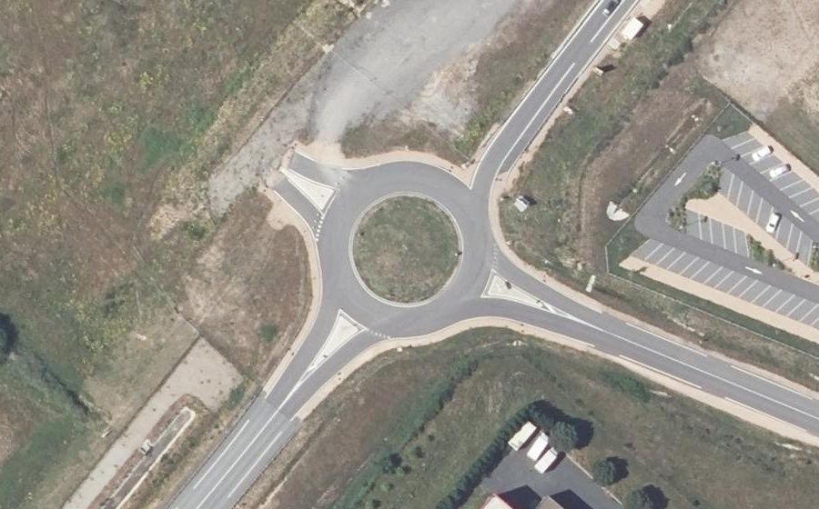 Vue aérienne du Rond-point anonyme n°485113126
