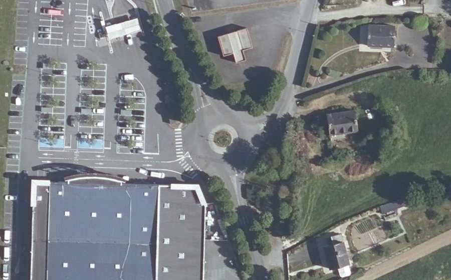 Vue aérienne du Rond-point anonyme n°485169056