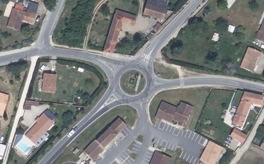Vue aérienne du Rond-point anonyme n°48523149