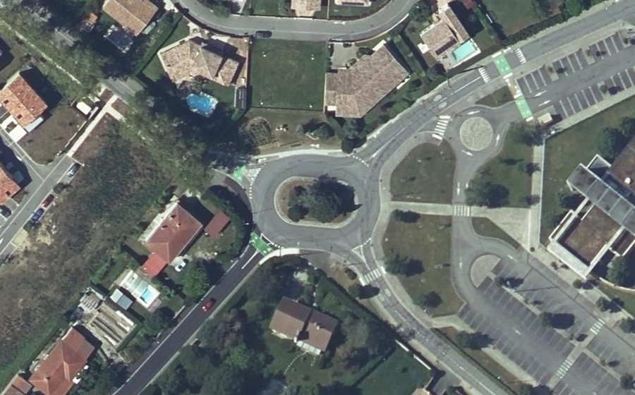 Vue aérienne du Rond-point anonyme n°48525406