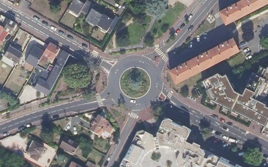 Vue aérienne du Rond-point anonyme n°48526425