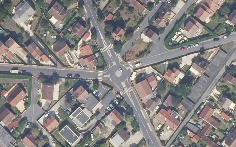 Vue aérienne du Rond-point anonyme n°48526459