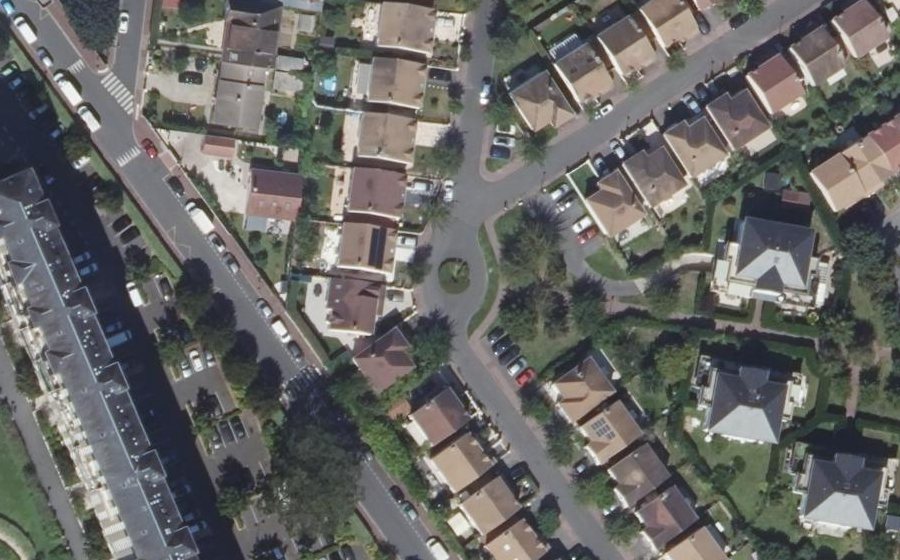 Vue aérienne du Rond-point anonyme n°48527675