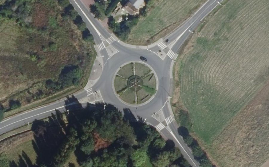 Vue aérienne du Rond-point anonyme n°485355848