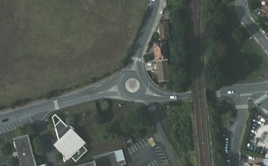 Vue aérienne du Rond-point anonyme n°485380146