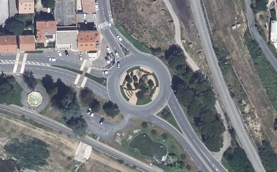 Vue aérienne du Rond-point anonyme n°48542994