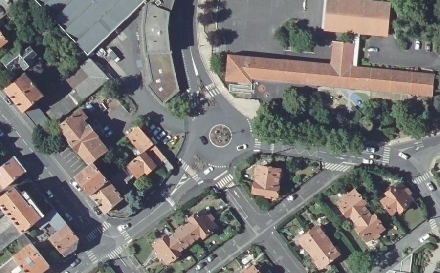 Vue aérienne du Rond-point anonyme n°48543912