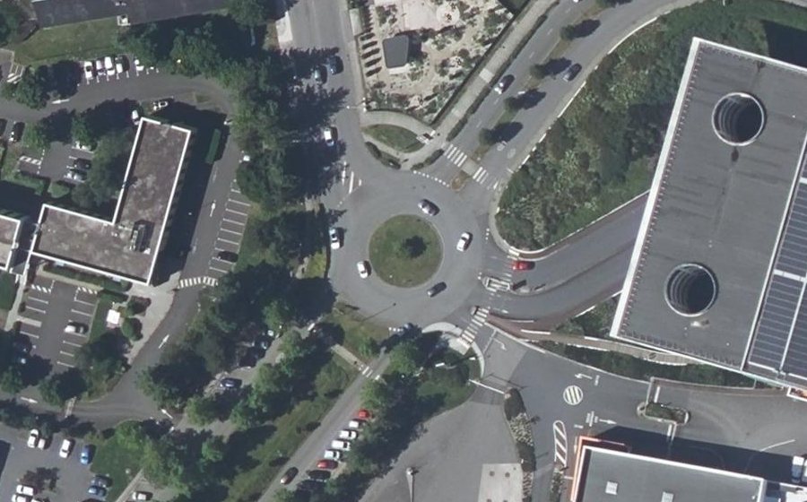 Vue aérienne du Rond-point anonyme n°48546124