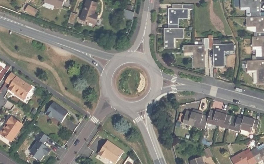 Vue aérienne du Rond-point anonyme n°48548834