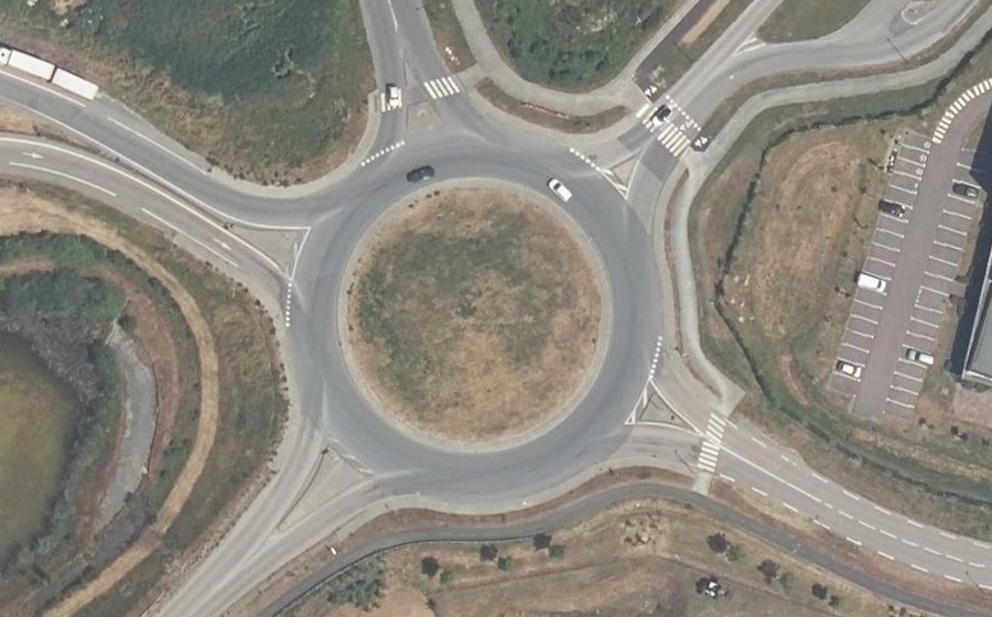 Vue aérienne du Rond-point anonyme n°48548839