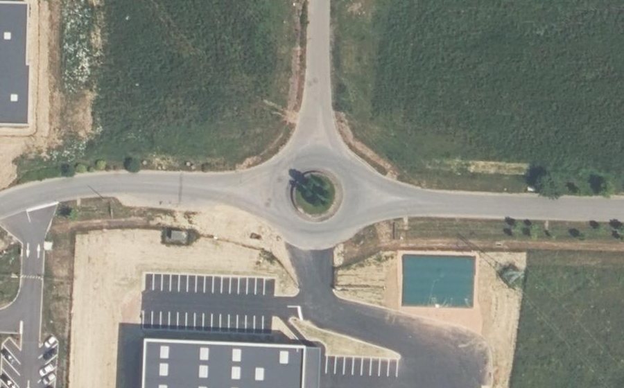 Vue aérienne du Rond-point anonyme n°485495050