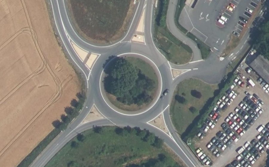 Vue aérienne du Rond-point anonyme n°48551524