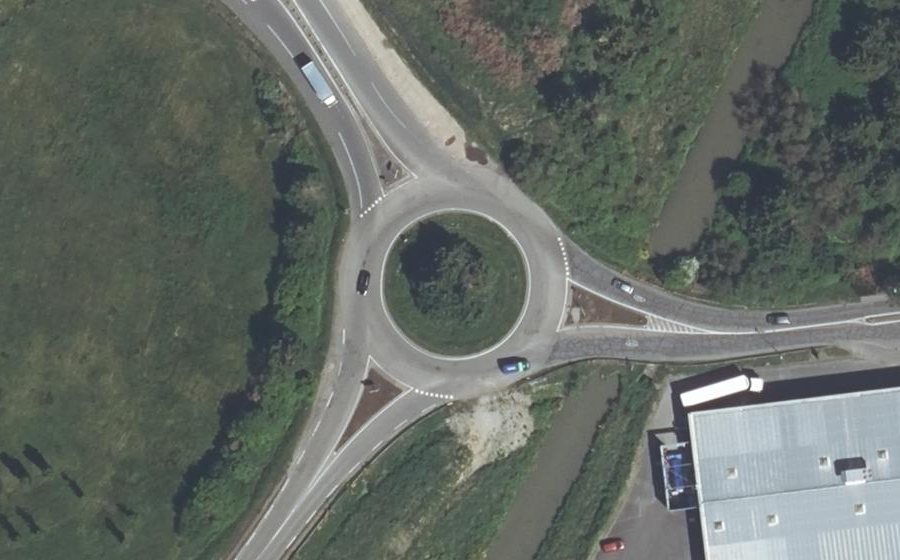 Vue aérienne du Rond-point anonyme n°48561611