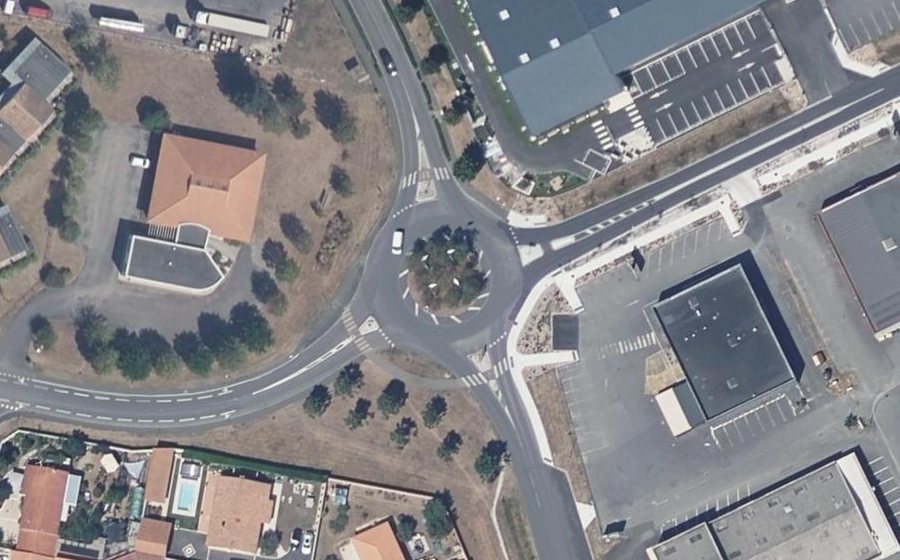 Vue aérienne du Rond-point anonyme n°48564319