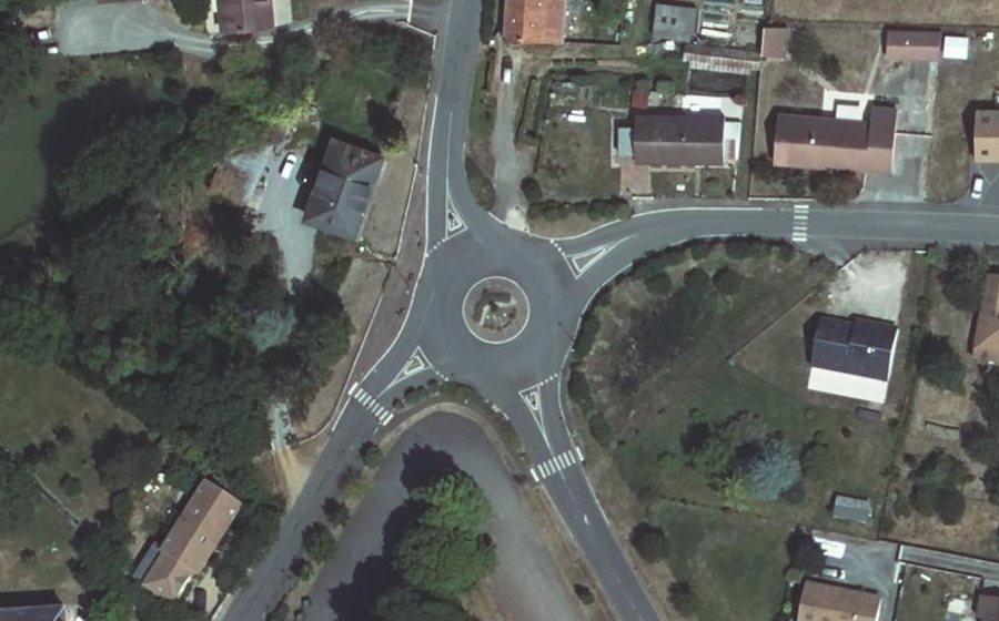 Vue aérienne du Rond-point anonyme n°48565672
