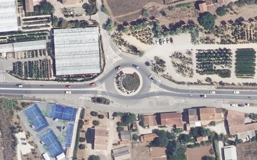 Vue aérienne du Rond-point anonyme n°485678704