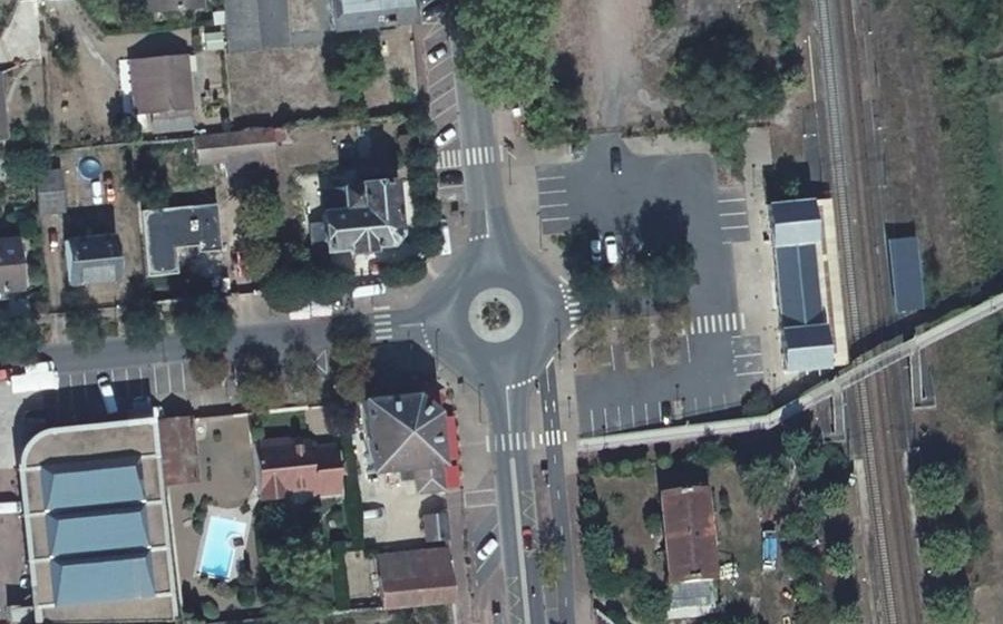 Vue aérienne du Rond-point anonyme n°485800412