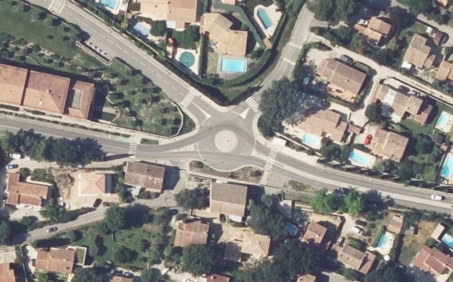Vue aérienne du Rond-point anonyme n°485839789