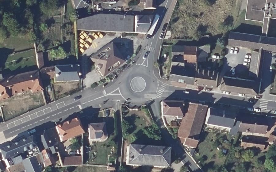 Vue aérienne du Rond-point anonyme n°48585104
