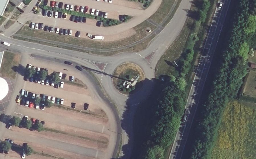 Vue aérienne du Rond-point anonyme n°48594420