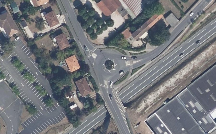 Vue aérienne du Rond-point anonyme n°48608242