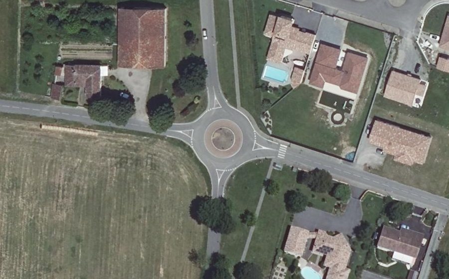 Vue aérienne du Rond-point anonyme n°48628164