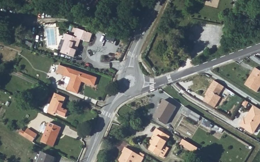 Vue aérienne du Rond-point anonyme n°48634383