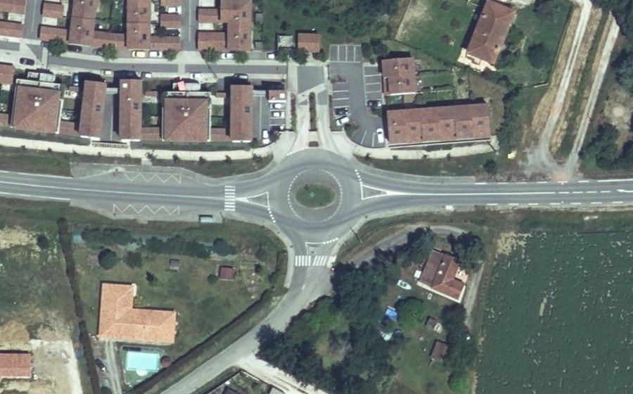 Vue aérienne du Rond-point anonyme n°486460957