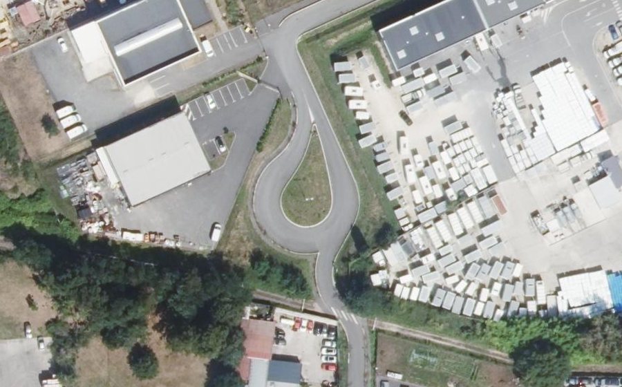 Vue aérienne du Rond-point anonyme n°486473691