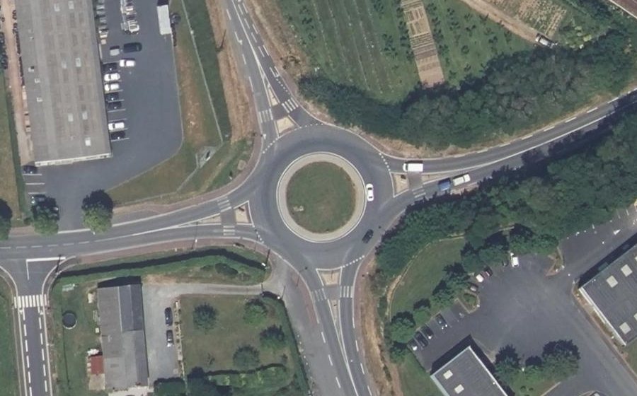 Vue aérienne du Rond-point anonyme n°486535030