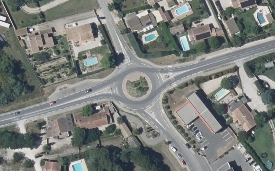 Vue aérienne du Rond-point anonyme n°486545715