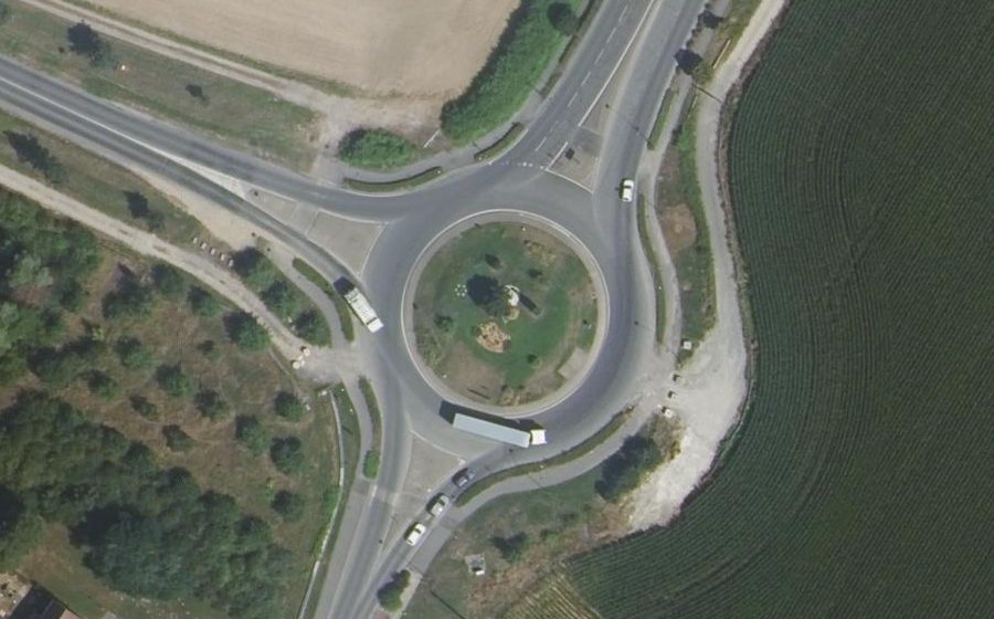 Vue aérienne du Rond-point anonyme n°48659288