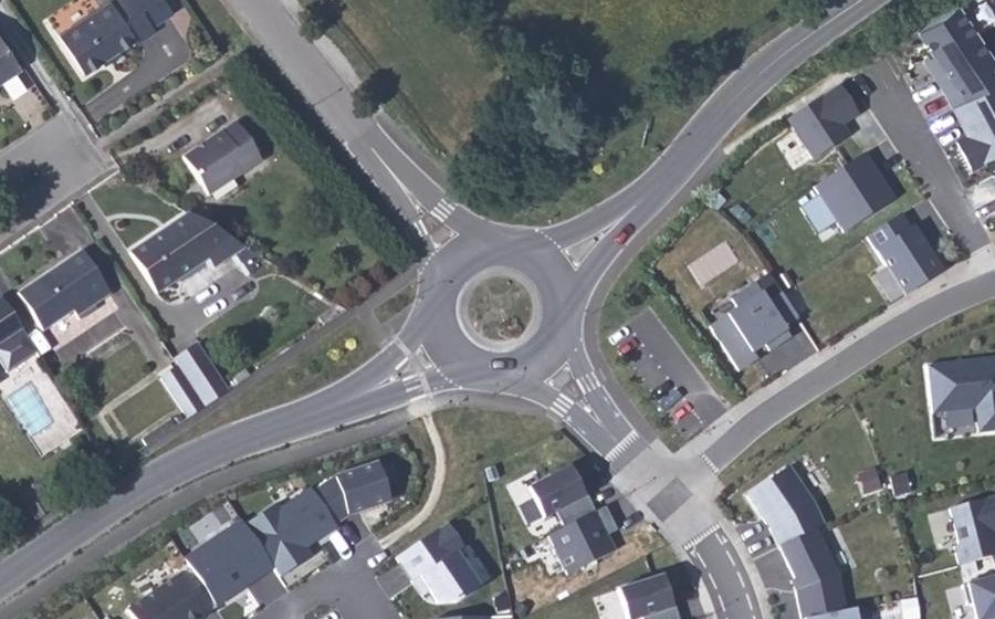 Vue aérienne du Rond-point anonyme n°486610283